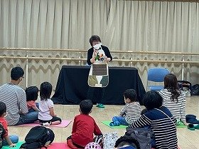 画像:エプロンシアターのおむすびころりんを子供達の前でしている様子。