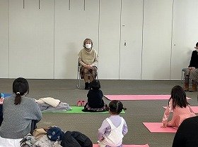 画像:『はっけよいのびんぼうがみ』のおはなしをしている様子。