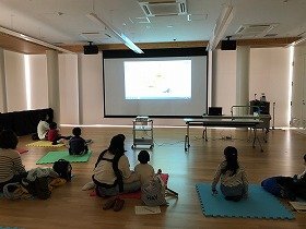 画像:マルチメディアデイジーを見る参加者