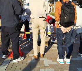 画像:健都ライブラリー横にあるマンホールを開けて中を見学しているところ