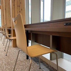 画像:窓側の電源付き閲覧席。