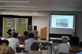 画像:講演されている白石行洋さん。