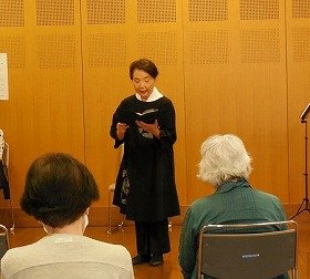 画像:吹田おはなしの会の女性の方1人が、朗読をしている写真。