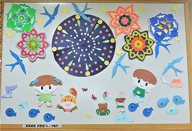 画像:空いっぱいの打ち上げ花火。8月の壁面飾りです。