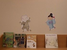 画像:お面を被り浴衣を着た男の子とりんご飴を持ち、浴衣を着た女の子。