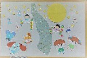 画像:星空に浮かぶ大きな天の川。織姫と彦星が出会う七夕の夜。7月の壁面飾りです。