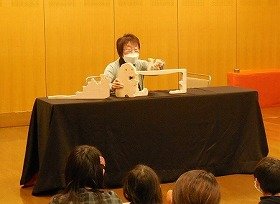 画像:小道具を使ったおはなし会の様子。