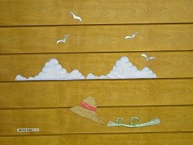 画像:紙と色えんぴつやひもで作った夏の風景の装飾。