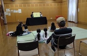 画像:大型紙芝居『おおきくおおきくおおきくなあれ』の読み聞かせをしています。