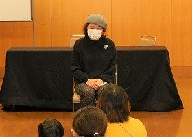 画像:おはなし会の様子。