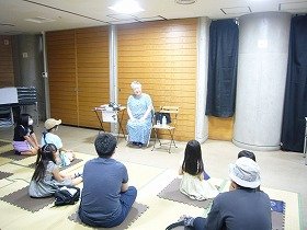 画像:花むらてんさんの挨拶を聞く子どもたち