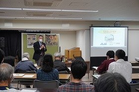 画像:挨拶をされる白石行洋さん。