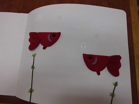 画像:あぶくを出して泳ぐ2匹の金魚。