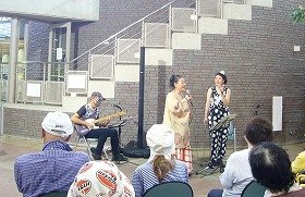 画像:親子で息ぴったりの歌声を響かせる永田カツコさんとつぐめさん。