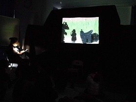 画像：画像：影絵のおはなしを聞く子どもたち。