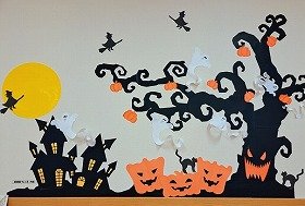 切り絵などによるハロウィンがテーマの壁面装飾の画像