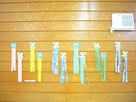 画像：折り紙やビニール紐で作った、星と流れ星の装飾。