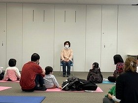画像：読み聞かせの様子の画像。