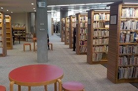 画像：江坂図書館リニューアルオープン初日の一般書エリアの様子3