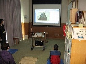 画像：マルチメディアデイジー『おにぎり おむすび』を上映している様子。