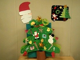 写真：クリスマスツリーとサンタさん、ツリーは星がちりばめられていています。