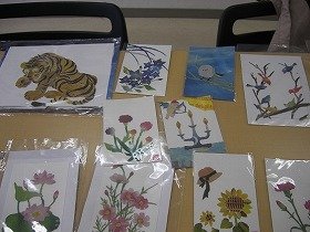 写真1：お手本用の動物や花などの作品