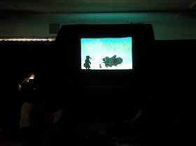 画像：吹田おはなしの会制作の影絵「手袋」の様子。