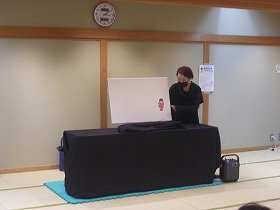 ブラックパネルシアター「ミコちゃんとおばけ」ミコちゃんが登場したところの画像。