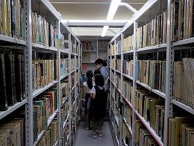 書庫に入って話を聞く様子の画像