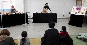 画像：おはなし組木「てぶくろ」を楽しむ様子。