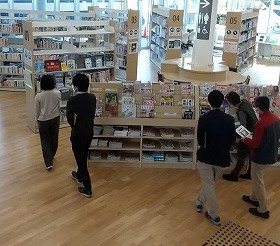 画像：館内の見学をする参加者の様子。