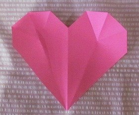 画像：「ひと裁ち折り」で切って作ったハートの形の折り紙