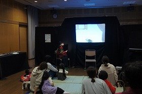 写真2：影絵「おやゆび姫」を実演している写真です。