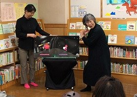 写真：『まどから★おくりもの』の読み聞かせの様子。