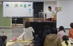 画像：『これのあれ』を読みながらしりとりをする様子。