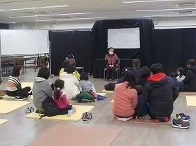 画像：おはなし「だんごどっこいしょ」の様子。