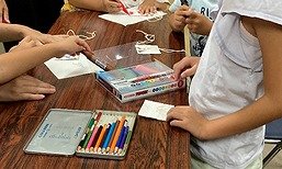 牛乳パックのこまに色付けしている様子の画像