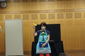 画像：エプロンシアターを演じている写真です。