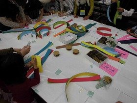 画像：子供たちがキャタピラーを作っている様子