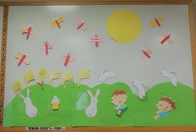 画像：ススキ野原に、ウサギ、赤とんぼが集まってお月見、9月の壁面飾りの画像