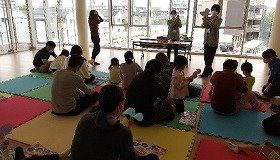 画像：参加者が工作に取り組む様子