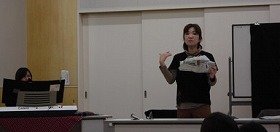 写真1：新聞紙シアター「ペーパーさんと王様」 