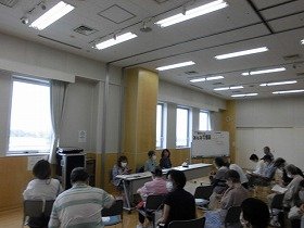 講師と参加者が音読している様子の画像 