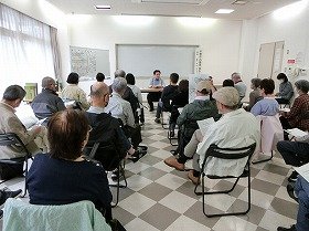 写真：講師の話を聞く参加者。