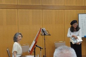 画像：演奏する曲について説明している様子。