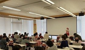 写真：「親子で学ぼう 食育と生活習慣とがん」の講座で、サンドイッチを作っている様子。