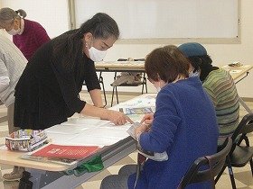 写真3：講師が参加者へアドバイスしている様子