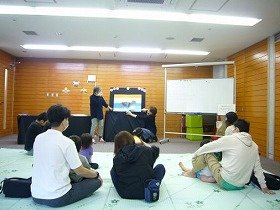 画像：大型絵本『いたずらラッコとおなべのほし』の読み聞かせを楽しむ子供たち