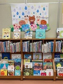 画像：絵本コーナーの壁に飾られている作品