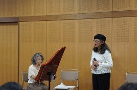 画像：ヘルマンハープの演奏をしている様子。